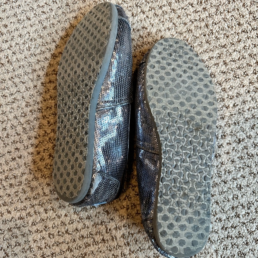 TOMS Glittery Silver Sequined Slip-Ons Size 5 - Picture 9 of 9